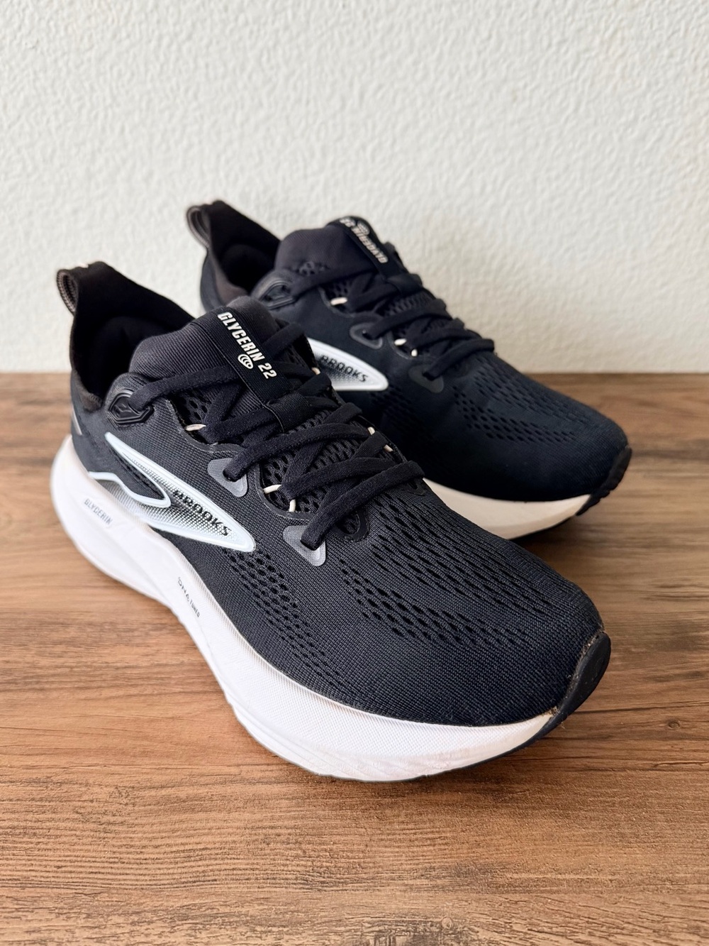 Brooks Women’s Glycerin 22 in Classic Black/White (Size: 7-B) LIKE NEW/EXCELLENT